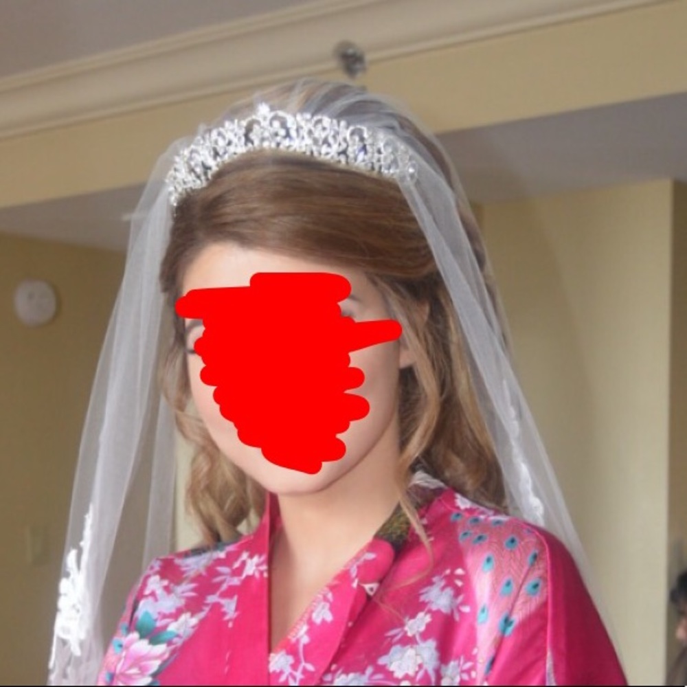 Beautiful Tiara - Picture 4 of 5
